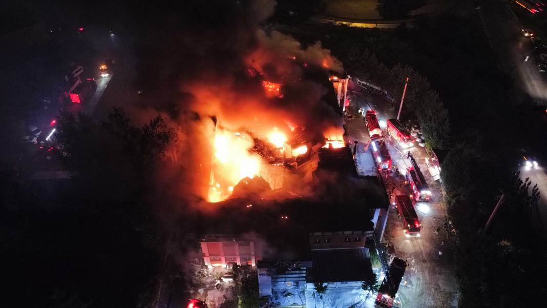 Sakarya’da kozmetik fabrikasında yangın 25